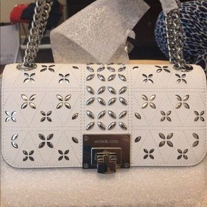 Meet your Posher, Huda